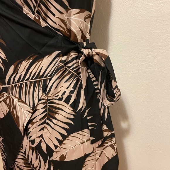 ChicMe Size Medium Faux Wrap Floral Mini Dress - Picture 3 of 6